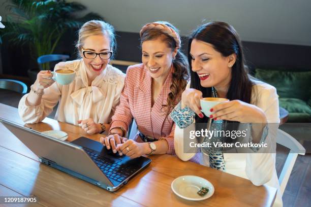 young business women using laptop for online shopping - aleksandra cvetkovic stock pictures, royalty-free photos & images