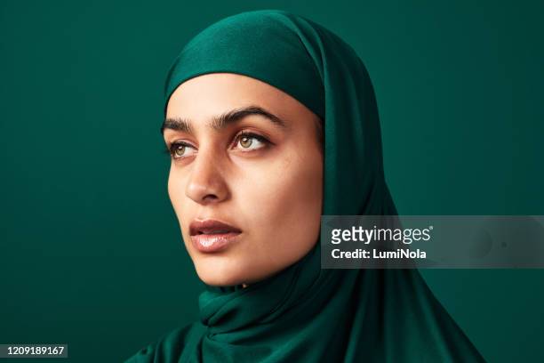 sono in hijab e ne sono orgoglioso! - velo foto e immagini stock