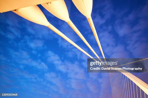 samuel beckett bridge at night in dublin city, ireland - ponte samuel beckett - fotografias e filmes do acervo