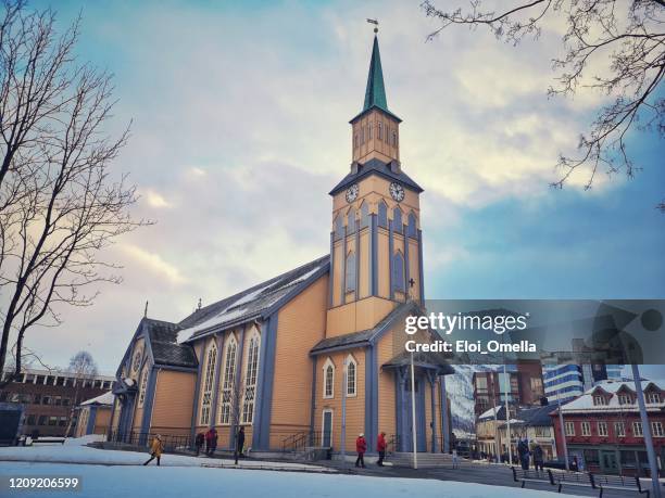 kathedrale tromso tromsa, norwegen - tromsö stock-fotos und bilder
