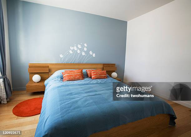minimalist designed summer bedroom - king size bed stockfoto's en -beelden