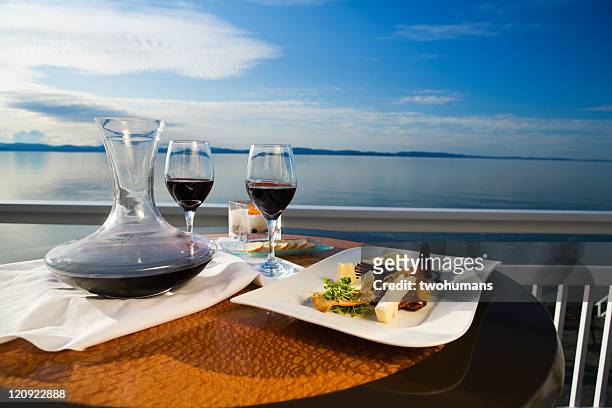 perfekte zeit - dining overlooking water stock-fotos und bilder