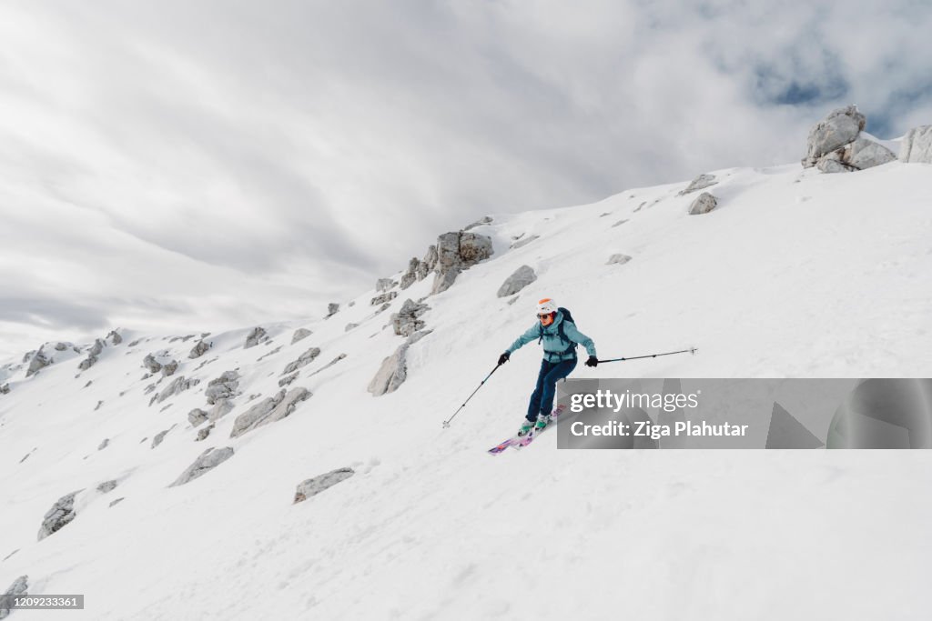 De vrije rit die van de vrouw onderaan de sneeuwberg skit