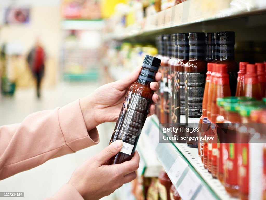Culinaire saus in handkoper bij opslag