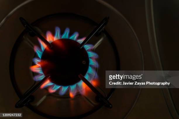 gas flame - natural gas fotografías e imágenes de stock