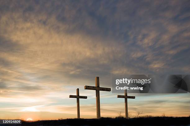 três cruzes em uma sexta-feira com o pôr do sol e o texto. - cruz objeto religioso - fotografias e filmes do acervo