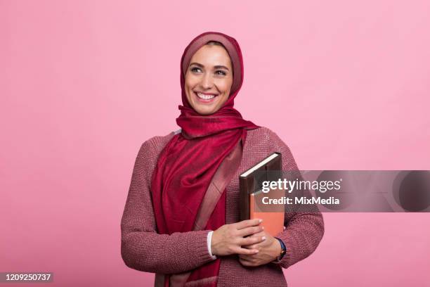 schöne geschäftsfrau aus ostasien - arab businesswoman with books stock-fotos und bilder