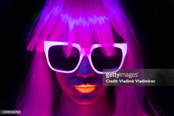 woman with pink colored hair, neon makeup and sunglasses - dyed shades imagens e fotografias de stock