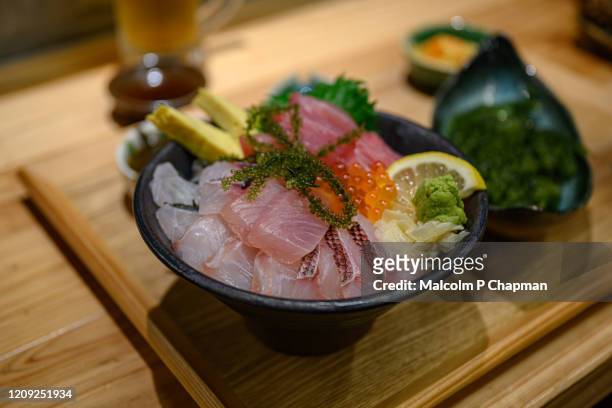 sashimi and okinawa sea grapes - japanese food - okinawa japan stockfoto's en -beelden