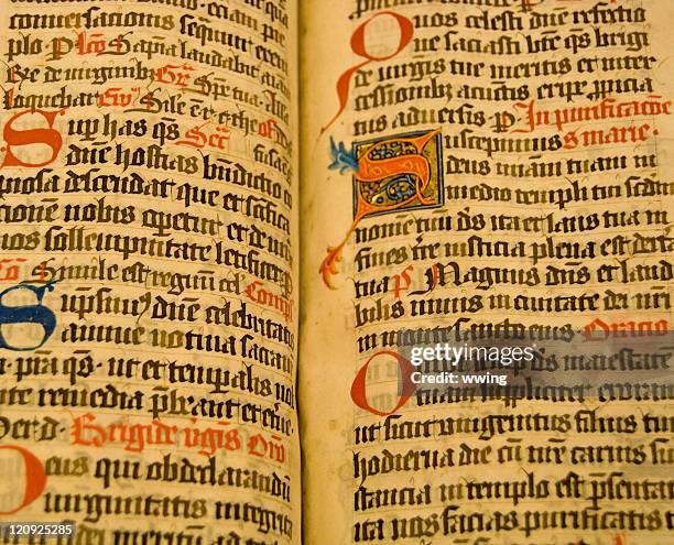 libro antiguo escrito a mano - manuscrito fotografías e imágenes de stock