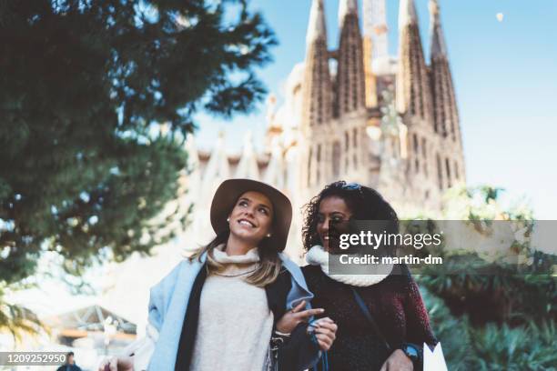 freunde besuchen spanien - winter barcelona stock-fotos und bilder