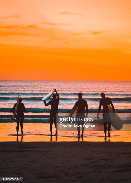surfers in north devon - devon stockfoto's en -beelden