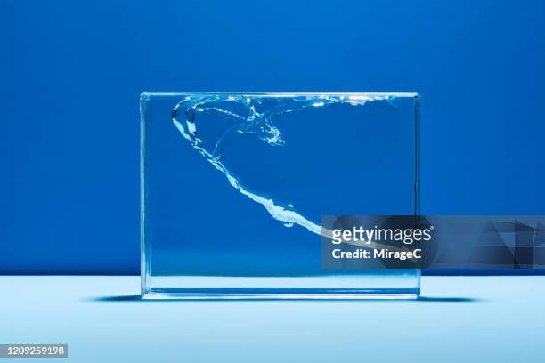 water splash in glass box - un singolo oggetto foto e immagini stock