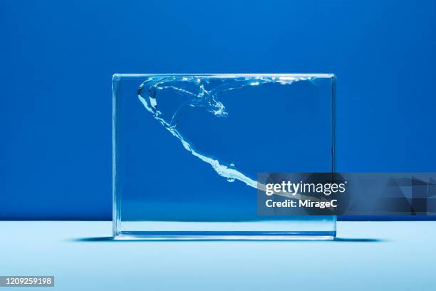 water splash in glass box - breaker box stockfoto's en -beelden