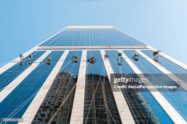 people cleaning the city building / dubai, uae - city cleaning 個照片及圖片檔