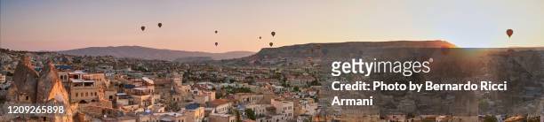 cappadocia (early morning hot air balloons take off) - göreme stock-fotos und bilder