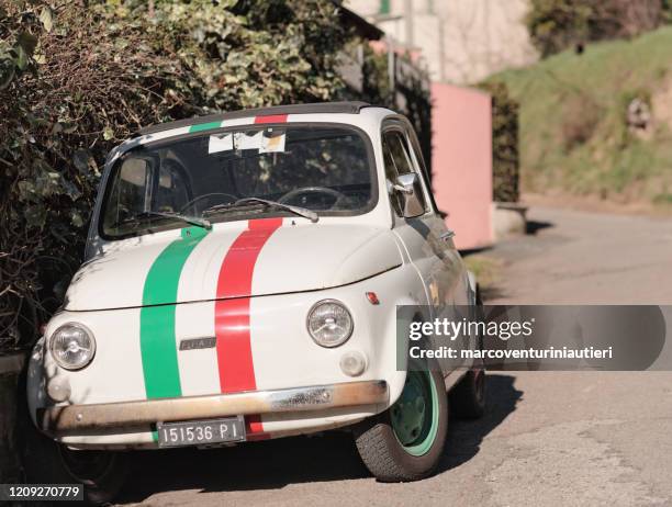 fiat 500 voiture classique aux couleurs italiennes - fiat 500 classic photos et images de collection