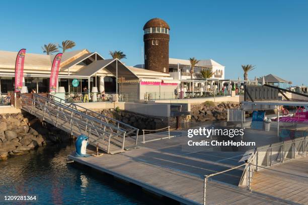 hafen von caleta de fuste, castillo de san buenaventura, fuerteventura, kanarische inseln, spanien - caleta de fuste stock-fotos und bilder