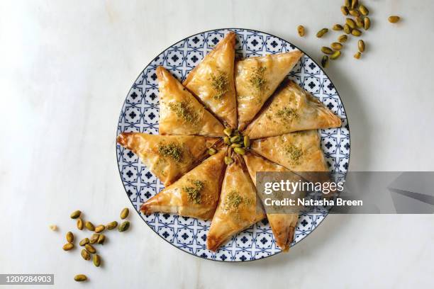 turkish dessert baklava - cooked turkey white plate imagens e fotografias de stock