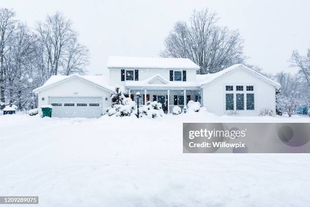 suburban colonial home tijdens extreme blizzard snow storm - deep snow stockfoto's en -beelden