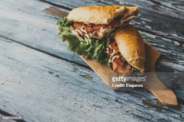 sandwich op het snijden raad - ham salami stockfoto's en -beelden