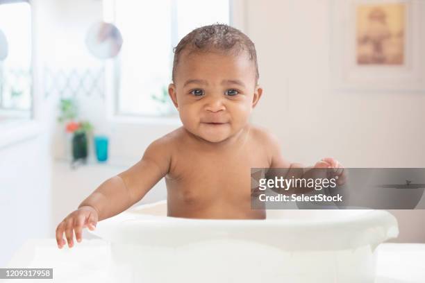 baby die pret in de badkuip heeft - bath girl stockfoto's en -beelden