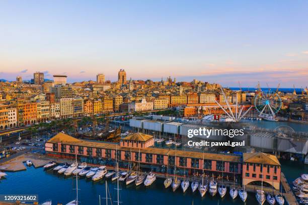 vista aérea de porto antico old port genoa italia - puerto viejo fotografías e imágenes de stock