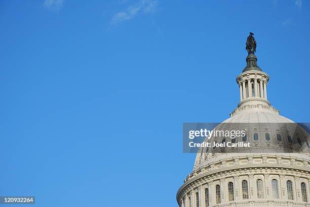 dôme du capitole de l'état et du ciel bleu à washington, d.c. - chambre des représentants photos et images de collection