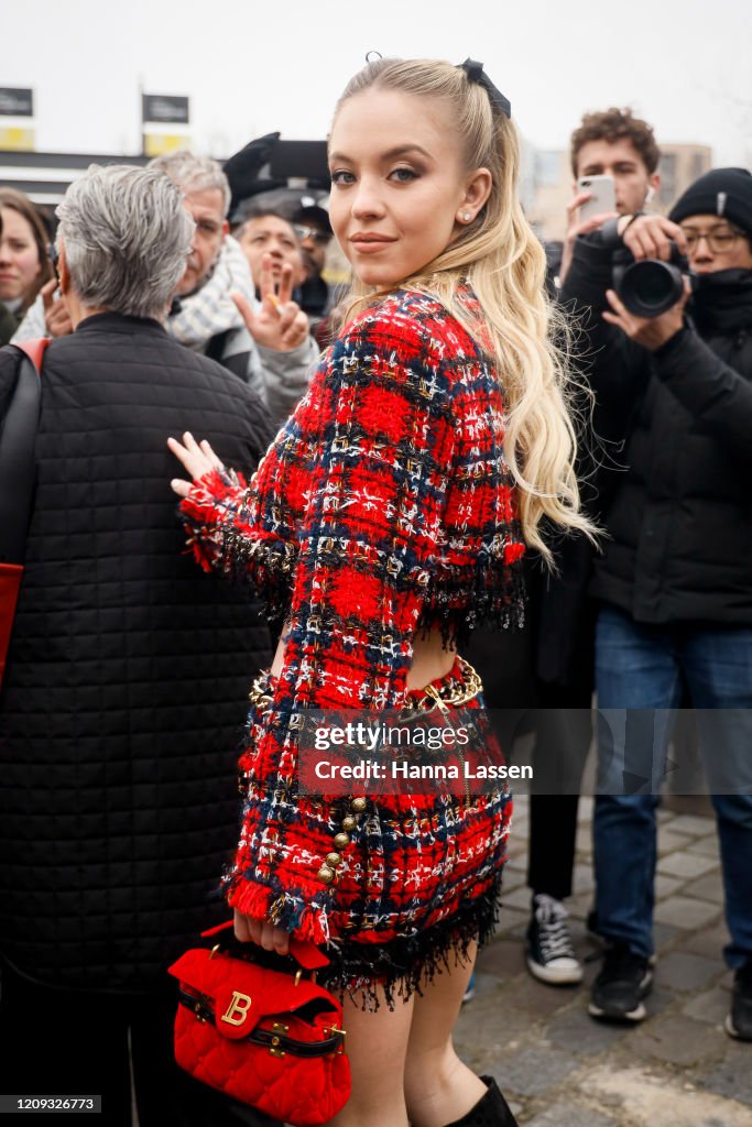 Street Style - Paris Fashion Week - Womenswear Fall/Winter 2020/2021 : Day Five