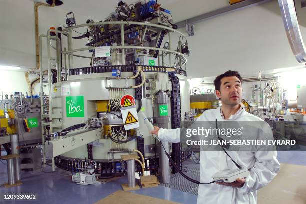 Un technicien, présente le cyclotron à haute énergie Arronax , équipement de pointe dans la lutte contre le cancer, le 31 octobre 2008 au CHU de...