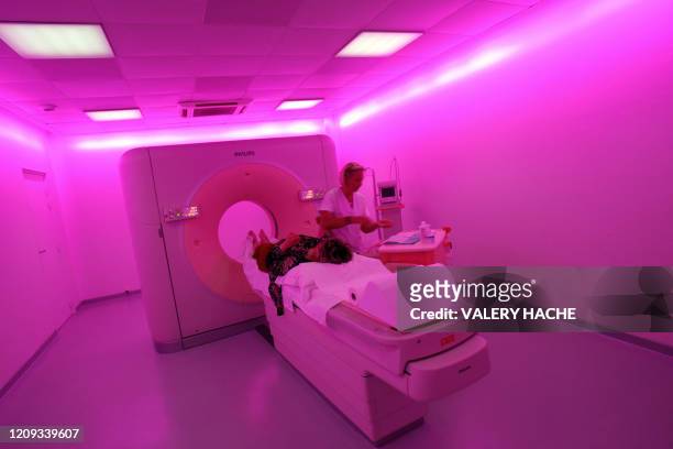 Une personne passe un scanner, le 10 octobre 2007 à la clinique Saint-Georges à Nice. Depuis fin août, ce scanner est équipé d'un système d'éclairage...