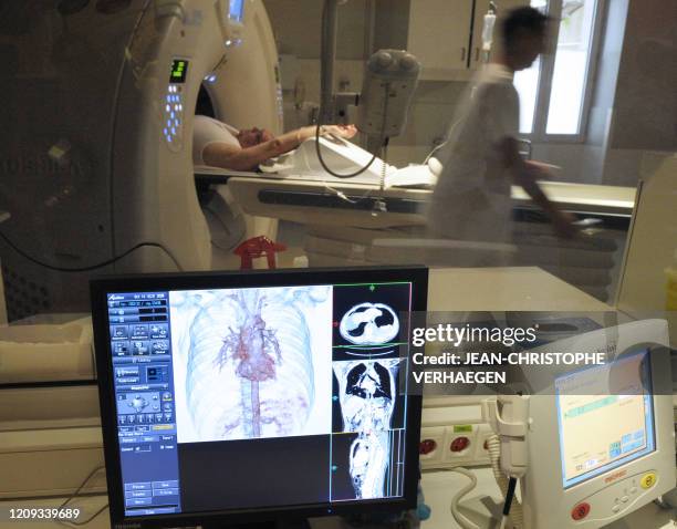 Un opérateur en imagerie médicale s'occupe d'un patient passant un scanner volumique dynamique, le 14 octobre 2008 au CHU de Nancy. Un scanner...