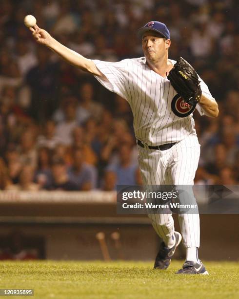 Golden Gove pitcher, Greg Maddux, throws out a running Mike Lamb during game action at Wrigley Field, Chicago, Illinois, USA. July 19 the Houston...