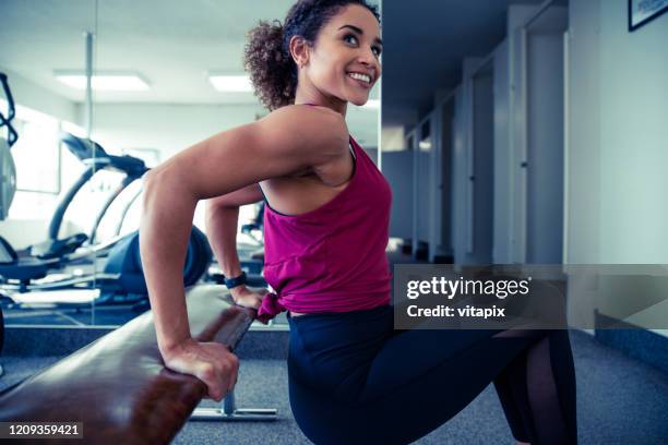 het gebruik van lichaamsgewicht om spieren te versterken - bicep stockfoto's en -beelden