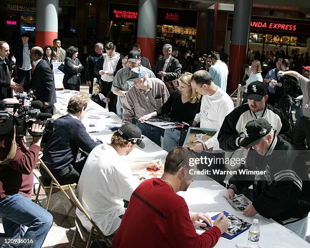 Crowds of White Sox fans turned out today to get autographs of Chicago White Sox Mark Buehrle, Chris Widger and announcer, Ed Farmer to support Organ...