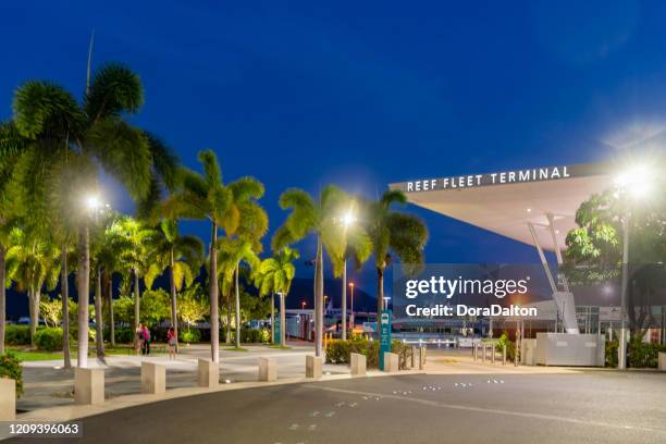 das reef fleet terminal in der dämmerung, cairns, australien. - cairns stock-fotos und bilder