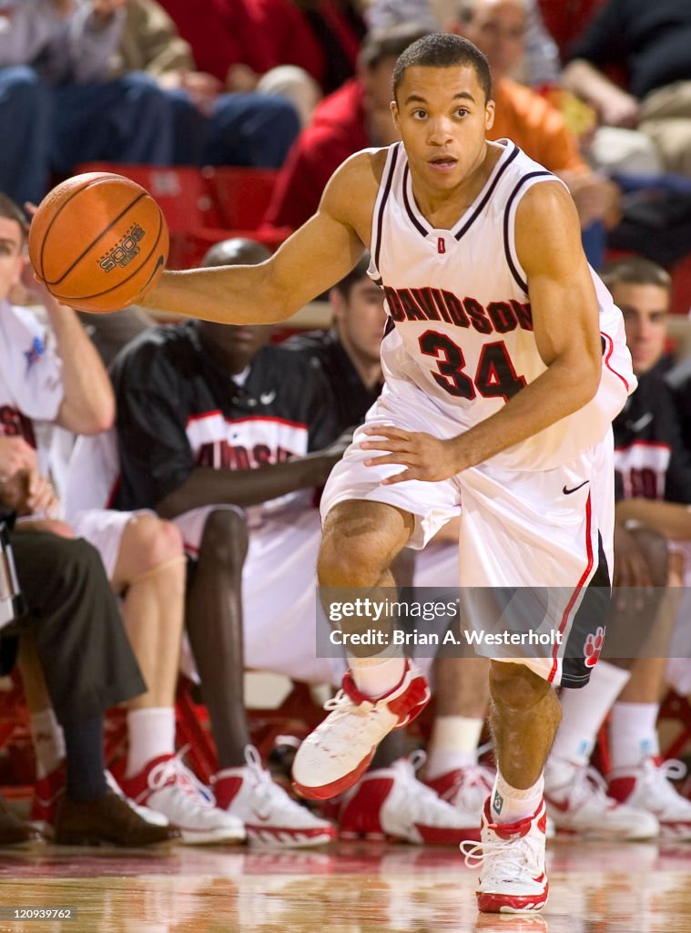 NCAA Men's Basketball- Massachusetts vs Davidson - November 22, 2005