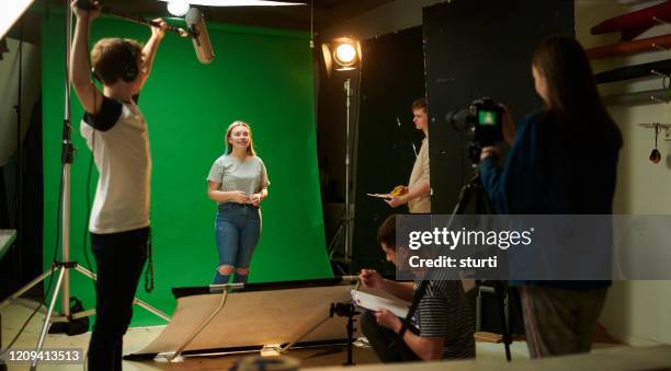 interview mit medienstudenten - interview gespräch stock-fotos und bilder