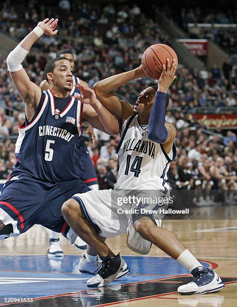 Villanova's Allan Ray tries to go to the basket with Connecticut's Marcus Williams defending Monday, February 13, 2006 at the Wachovia Center in...