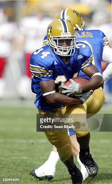 Pitt running back LaRod Stephens-Howling races up field versus Youngstown State at Heinz Field in Pittsburgh, Pennsylvania, Sept. 24, 2005.