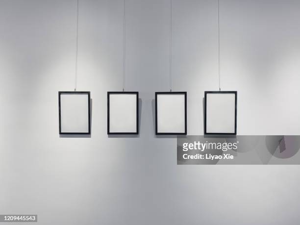 picture frames on the wall - exhibition foto e immagini stock