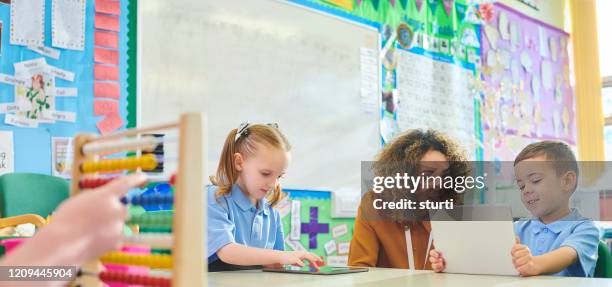 digitales tablet-lernen - interaktivität stock-fotos und bilder