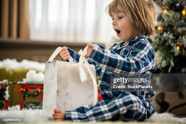 nahaufnahme junge auf dem boden mit geschenk - boy gift stock-fotos und bilder