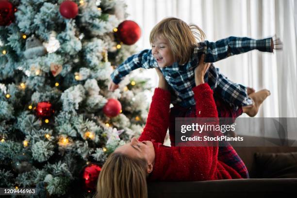 mamma palying med son på julen - christmas plane bildbanksfoton och bilder