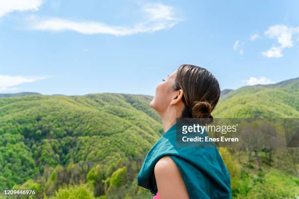 vrouwelijke soloreiziger die verse lucht in aard ruikt - fresh air breathing stockfoto's en -beelden