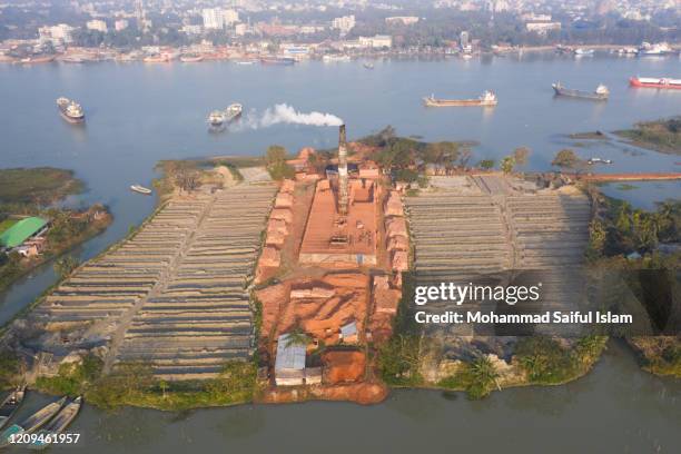 brickfield; a major reason for environmental and air pollution in barishal, bangladesh - brickfield in bangladesh stock-fotos und bilder