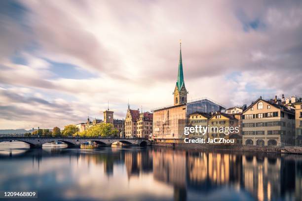 igreja de zurique fraumunster perto do rio limmat - lagos skyline - fotografias e filmes do acervo