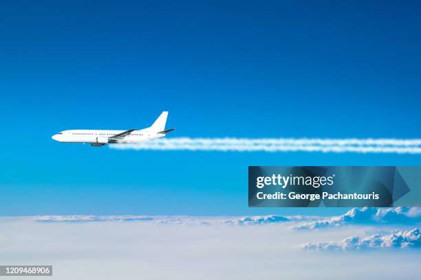 airplane flying above the clouds leaving a smoke trail - gás estufa - fotografias e filmes do acervo