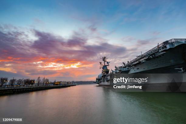 portaaviones en muelle en nueva york, ee. uu. - museo intrépido de mar aire y espacio fotografías e imágenes de stock