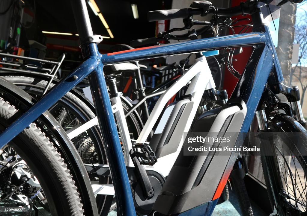 Gloednieuwe elektrische fietsen of e-fiets, met hun batterijen op de voorgrond.